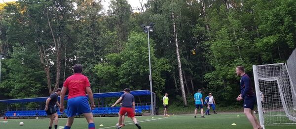 فريق هواة روس يمارسون كرة القدم - سبوتنيك عربي