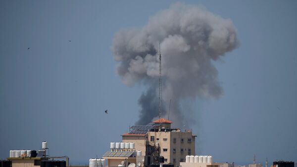 قصف جوي إسرائيلي على عدة مواقع في قطاع غزة، 29 مايو/ أيار 2018 - سبوتنيك عربي