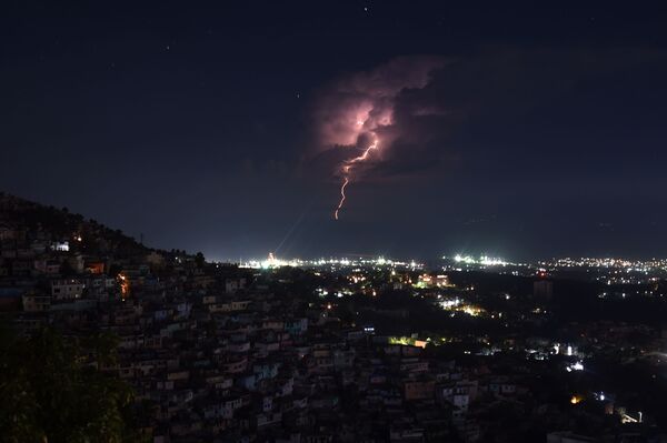 صواعق فوق البحر قبالة سواحل العاصمة بورت-أو-برانس، هاييتي 12 أكتوبر/ تشرين الأول 2017 - سبوتنيك عربي