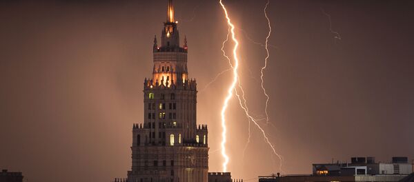 صاعقة تضرب ناطحة سحاب تعود لعهد ستالين خلال عاصفة مرت فوق موسكو، 14 أغسطس/ آب 2017 صاعقة تضرب ناطحة سحاب تعود لعهد ستالين خلال عاصفة مرت فوق موسكو، 14 أغسطس/ آب 2017 - سبوتنيك عربي