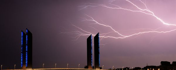 ومضات من صاعقة فوق مجمع La Cité du Vin في بوردو، جنوب غرب فرنسا، خلال عاصفة رعدية في 18 يوليو/ تموز 2017 ومضات من صاعقة فوق مجمع La Cité du Vin في بوردو، جنوب غرب فرنسا، خلال عاصفة رعدية في 18 يوليو/ تموز 2017 - سبوتنيك عربي