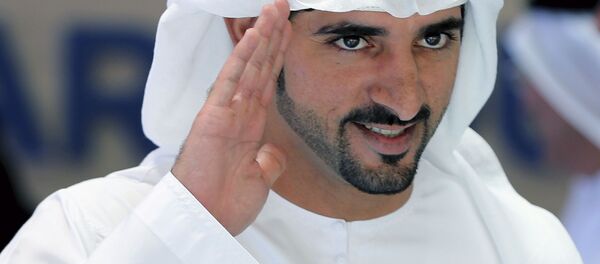 الشيخ حمدان بن محمد بن راشد آل مكتوم، ولي عهد دبي ورئيس مجلس دبي التنفيذي، يلقي التحية لدى وصوله إلى مراسم انطلاق مبادرة دبي الذكية 2021، التي تهدف إلى إنهاء المعاملات الورقية بحلول عام 2021  في دبي، الإمارات العربية المتحدة 16 أبريل/ نيسان 2017 - سبوتنيك عربي