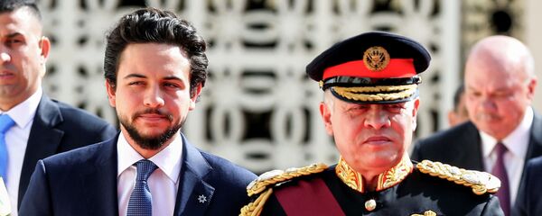 ملك الأردن عبدالله الثاني برفقة ابنه ولي العهد الأمير حسين بن عبدالله الثاني خلال تفقدهما لحرس الشرف لدى وصولهما لحضور جلسة عادية ي البرلمان بعمان، الأردن 12 نوفمبر/ كانون الأول 2017 - سبوتنيك عربي