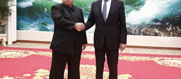 وزير الخارجية الروسي سيرغي لافروف، أثناء زيارته إلى بيونغ يانغ، مع زعيم كوريا الشمالية كيم جونغ أون - سبوتنيك عربي