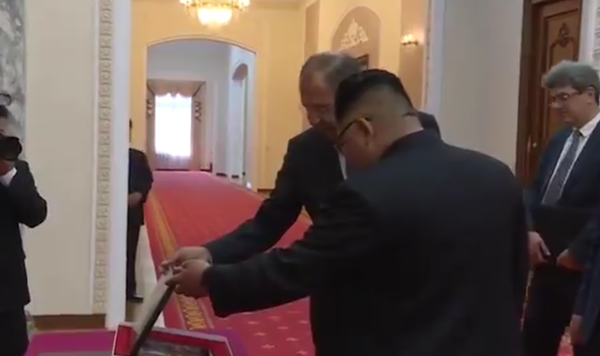 لافروف يقدم هدية للزعيم الكوري الشمالي لافروف يقدم هدية للزعيم الكوري الشمالي - سبوتنيك عربي