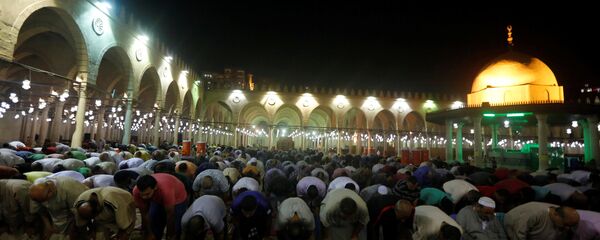 مصريون خلال صلاة التراويح في مسجد عمر بن العاص في القاهرة، مصر 21 مايو/ أيار 2018 - سبوتنيك عربي