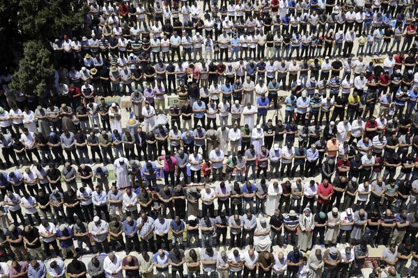 فلسطينيون خلال صلاة الجمعة الأولى في رمضان في حرم مسجد الأقصى، القدس، الضفة الغربية، 18 مايو/ أيار 2018 - سبوتنيك عربي