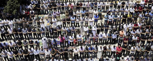 فلسطينيون خلال صلاة الجمعة الأولى في رمضان في حرم مسجد الأقصى، القدس، الضفة الغربية، 18 مايو/ أيار 2018 - سبوتنيك عربي