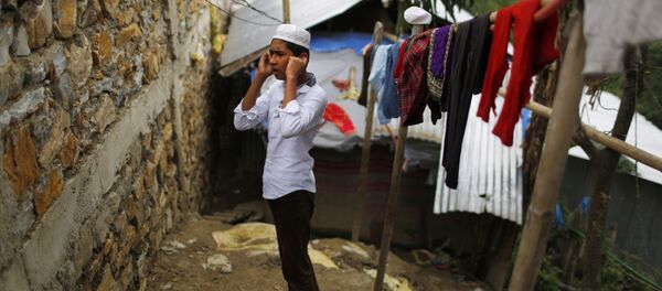 صبي الروهينغا خلال الصلاة في مخيم كاتماندو للاجئين، نيبال 18 مايو/ أيار 2018 - سبوتنيك عربي