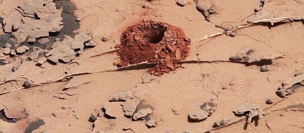 الحفرة الأولى، حفرت بواسطة مثقاب الحفر كيوريوسيتي (Curiosity ) في الحجر دولوث - سبوتنيك عربي