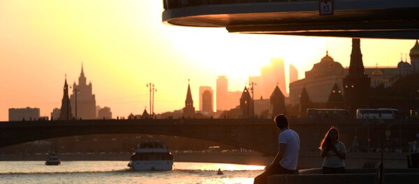 غروب الشمس من الجسر العائم في حديقة زارياديه في موسكو - سبوتنيك عربي