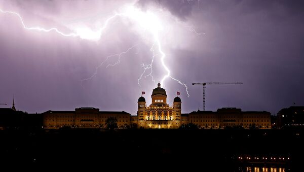 البرق ينير السماء فوق القصر الاتحادي السويسري (Bundeshaus) في برن، سويسرا 27 مايو/ أيار 2018 - سبوتنيك عربي