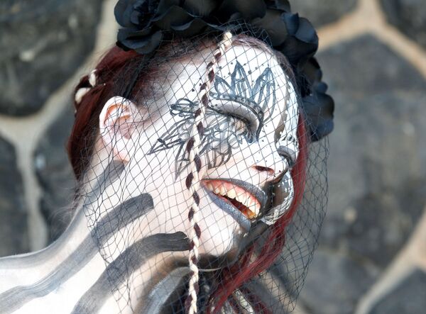 أحد المشاركين في ثوب تنكري أثناء الاحتفال بيوم اليابان في دوسلدورف، ألمانيا 26 مايو/ أيار 2018 - سبوتنيك عربي