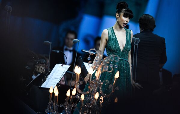 مغنية الأوبرا فالنتينا نافورنيتسا خلال حفل الموسيقى الكلاسيكية على ساحة دفورتسوفايا كجزء من الاحتفالات باسم حاكم سان بطرسبرغ بمناسبة انلاطق منتدى سان بطرسبورغ الاقتصادي الدولي - سبوتنيك عربي