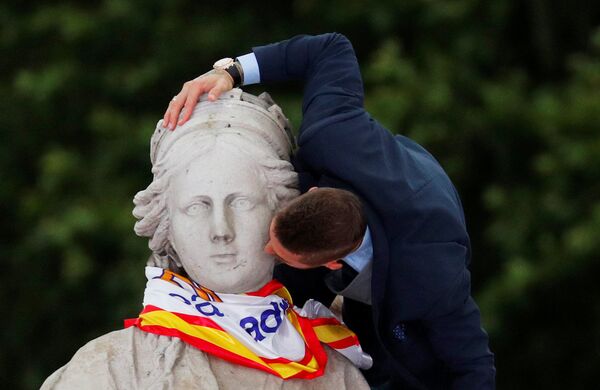 لاعب فريق نادي ريال مدريد سيرخيو راموس يحتفل بالفوز بكأس بطولة دوري أبطال أوروبا في مدريد، إسبانيا 27 مايو/ أيار 2018 - سبوتنيك عربي