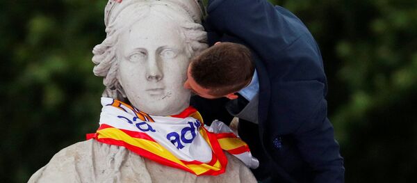 لاعب فريق نادي ريال مدريد سيرخيو راموس يحتفل بالفوز بكأس بطولة دوري أبطال أوروبا في مدريد، إسبانيا 27 مايو/ أيار 2018 لاعب فريق نادي ريال مدريد سيرخيو راموس يحتفل بالفوز بكأس بطولة دوري أبطال أوروبا في مدريد، إسبانيا 27 مايو/ أيار 2018 - سبوتنيك عربي