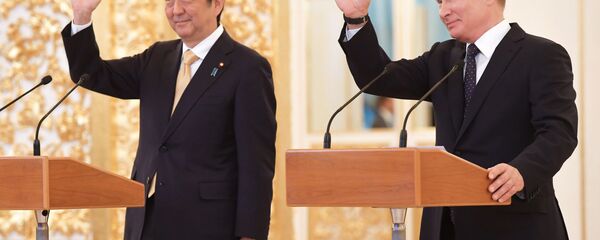 الرئيس فلاديمير بوتين ورئيس الوزراء الياباني شينزو آبي خلال الاتصال مع طاقم رواء الفضاء على محطة الفضاء الدولية في الكرملين، 26 مايو/ أيار 2018 - سبوتنيك عربي