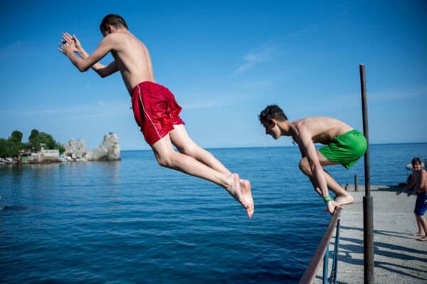 الاستجمام على شاطئ مدينة غورزوف في القرم، روسيا - سبوتنيك عربي