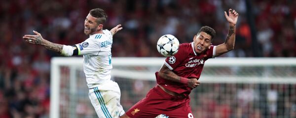 لاعب فريق ريال مدريد سرخيو راموس ولاعب ليفربول روبيرتو فيرمينو أثناء مباراة نهائي الليغا 2017/18 - سبوتنيك عربي