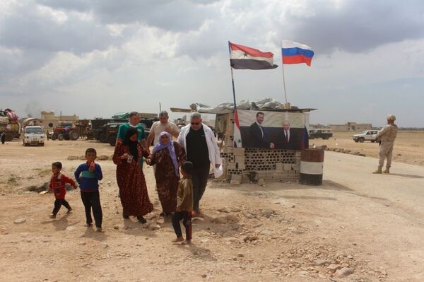 عودة الأهالي بريف إدلب برعاية روسية - سبوتنيك عربي
