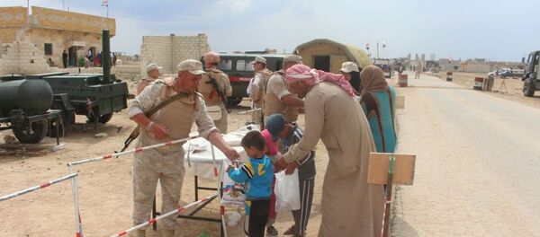 جنود روس يقدمون المساعدة خلال عودة الأهالي في ريف إدلب - سبوتنيك عربي