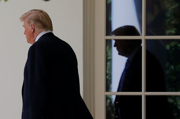 الرئيس الأمريكي دونالد ترامب مغادرا البيت الأبيض لقضاء عطلة نهية الأسبوع في منتجع كامب ديفيد, 1 يونيو/حزيران 2018 - سبوتنيك عربي