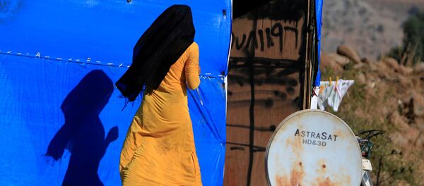 نازحة سورية بالقرب من مخيم للنازحين في مرجعيون اللبنانية - سبوتنيك عربي