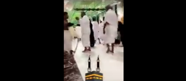 معتمر يتلقى صفعة مفاجئة من معتمر آخر - سبوتنيك عربي