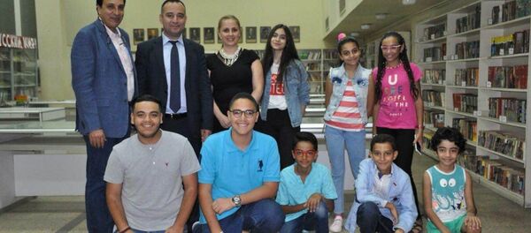 ألكسي تيفانيان مدير المركز الثقافي الروسي ويلينا تشاليدزي منسقة المعارض والمهرجانات وشريف جاد - سبوتنيك عربي