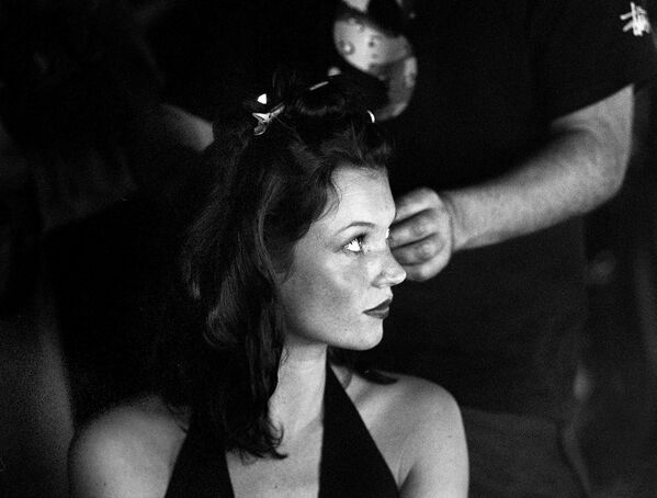 عارضة الأزياء كيت موس وراء كواليس عرض الأزياء لتصاميم ماتيو ويليامسون، 22 سبتمبر/ أيلول 1999 - سبوتنيك عربي