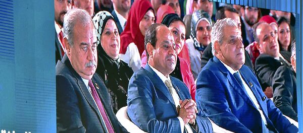 شريف إسماعيل يجلس بجوار الرئيس المصري عبد الفتاح السيسي شريف إسماعيل يجلس بجوار الرئيس المصري عبد الفتاح السيسي - سبوتنيك عربي