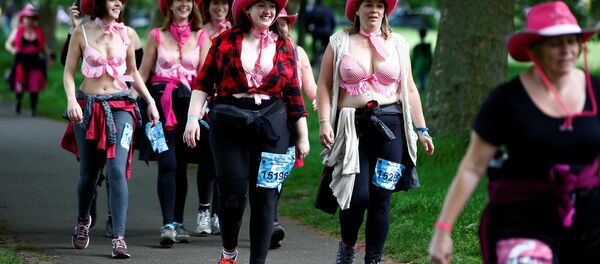 ماراثون لسيدات مشاركات في فعالية لجمع التبرعات لمعالجة سرطان الثدي - سبوتنيك عربي