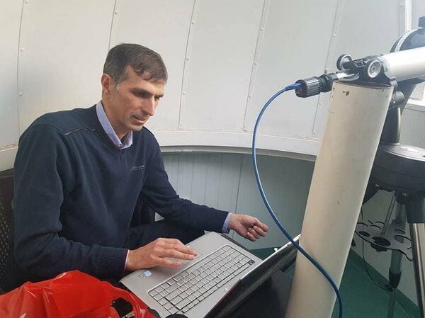 باحث فلكي مع تلسكوب لكشف هلال رمضان باحث فلكي مع تلسكوب لكشف هلال رمضان - سبوتنيك عربي