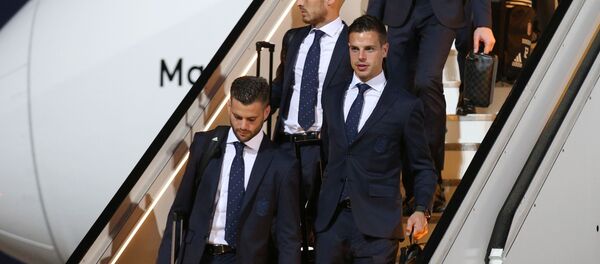 وصول المنتخب الإسباني إلى كراسنودار، روسيا - كأس العالم لكرة القدم 2018 - اللاعبين من اليسار إلى اليمين: ناتشو، ودافيد سيلفا، وسيسار أسبيليكويتا - سبوتنيك عربي