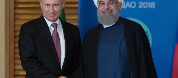 الرئيس الروسي فلاديمير بوتين ونظيره الإيراني حسن روحاني في قمة شنغهاي للتعاون (9 يونيو/حزيران 2018) - سبوتنيك عربي