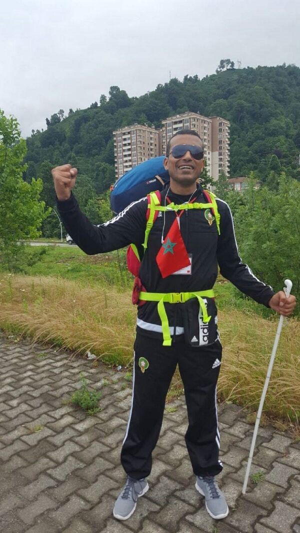 المشاء المغربي عبد الخالق الإدريسي سيرا على الأقدام إلى روسيا دعما لبلاده - سبوتنيك عربي