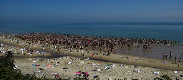 أكثر من 2500 امراة يحطمن الرقم القياسي للسباحة العارية - سبوتنيك عربي