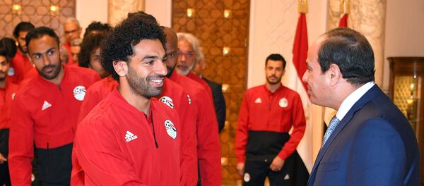اللاعب محمد صلاح يصافح الرئيس المصري عبد الفتاح السيسي في قصر الاتحادية قبل سفر منتخب مصر الوطني لكرة القدم إلى روسيا للمشاركة في بطولة كأس العالم، 9 يونيو/حزيران 2018 - سبوتنيك عربي