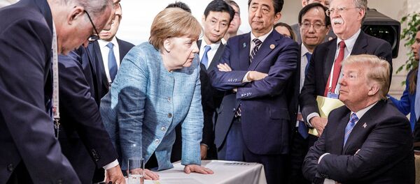 المستشارة الألمانية انغيلا ميركل وهي تقف أمام الرئيس الأمريكي دونالد ترامب - سبوتنيك عربي