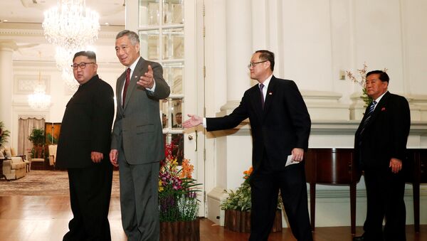 زعيم كوريا الشمالية كيم جونغ أون يلتقي برئيس وزراء سنغافورة لي هسين لونغ في فندق سنت ريجنس، 10 يونيو/حزيران 2018 - سبوتنيك عربي