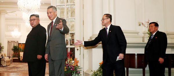 زعيم كوريا الشمالية كيم جونغ أون يلتقي برئيس وزراء سنغافورة لي هسين لونغ في فندق سنت ريجنس، 10 يونيو/حزيران 2018 - سبوتنيك عربي