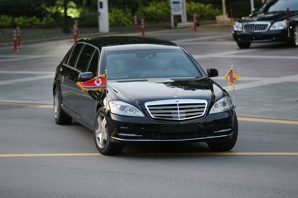 زعيم كوريا الشمالية كيم جونغ أون لحظة وصوله إلى فندق سانت ريجنس في سنغافورة، 10 يونيو/حزيران 2018 - سبوتنيك عربي