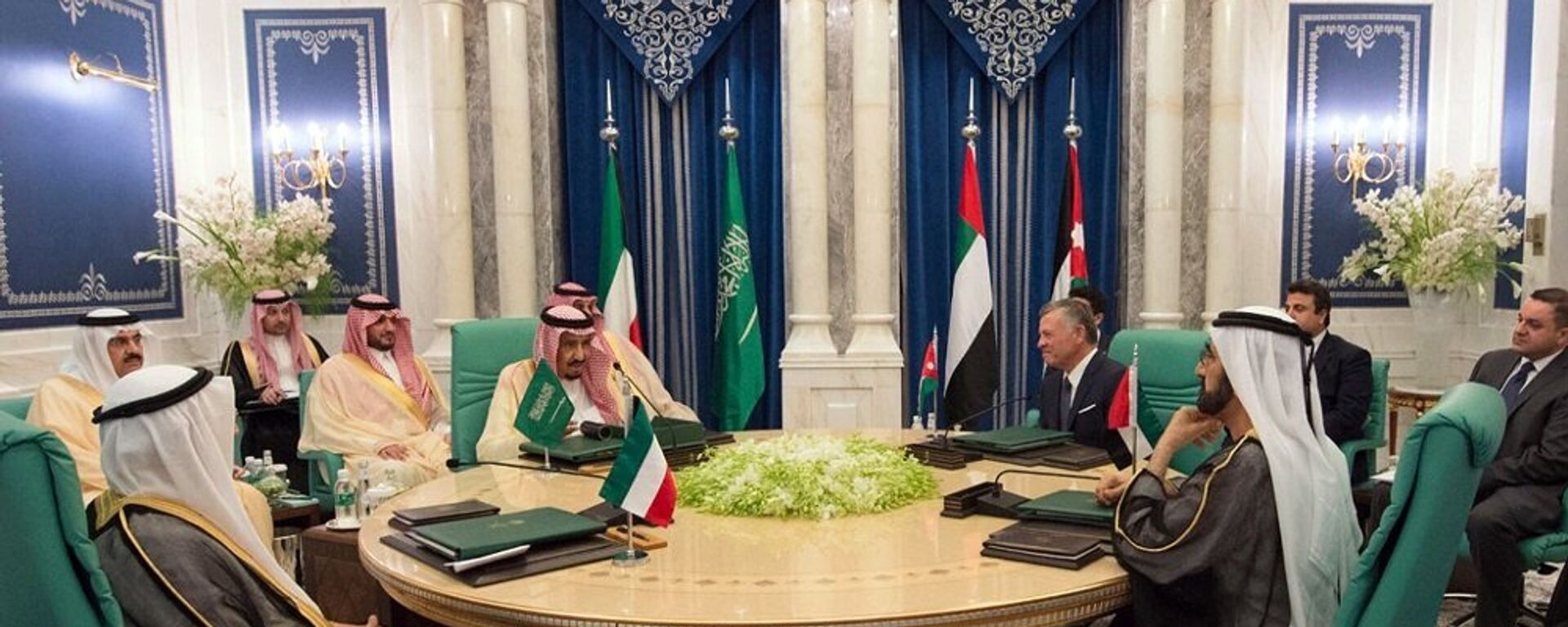 الملك سلمان وولي العهد مع قادة قمة مكة ينظرون على الكعبة - سبوتنيك عربي, 1920, 03.10.2018