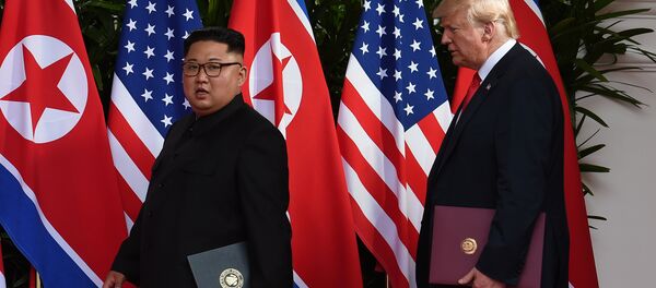 توقيع وثيقة بين ترامب وكيم جون أون في سنغافورة - سبوتنيك عربي