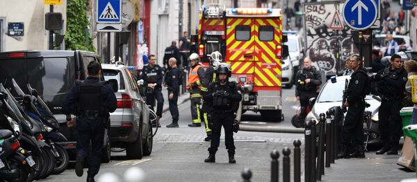 أحد ضباط الشرطة بالقرب من مكان احتجاز الرهائن في فرنسا - سبوتنيك عربي