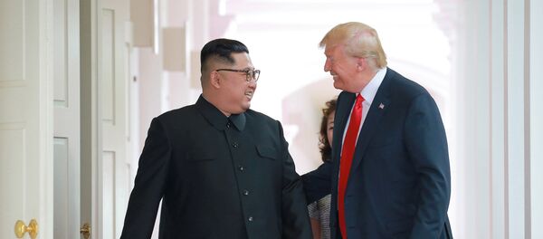 الرئيس الأمريكي دونالد ترامب وزعيم كوريا الشمالية كيم جونغ أون في لقائهما التاريخي في سنغافورة، 12 يونيو/حزيران 2018 - سبوتنيك عربي