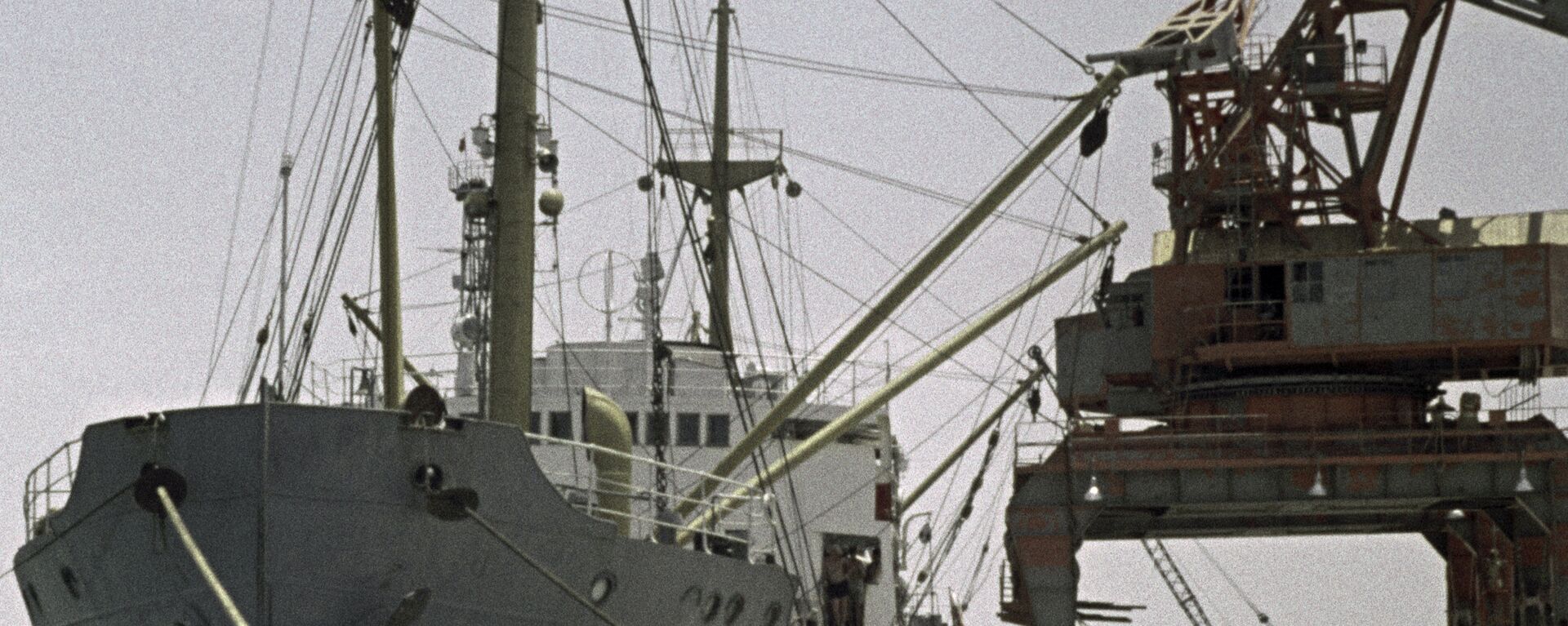 سفينة بميناء الحديدة اليمني - سبوتنيك عربي, 1920, 04.09.2022
