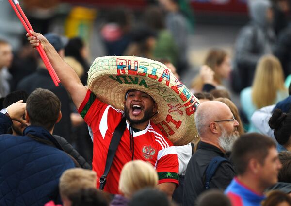 المشاركون في مهرجان لمشجعي فيفا لكأس العالم 2018 في فوروبيوفي غوري (تل الدويري) بموسكو - سبوتنيك عربي