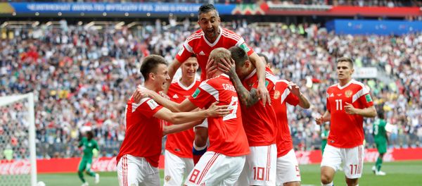 Soccer Football - World Cup - Group A - Russia vs Saudi Arabia - Luzhniki Stadium, Moscow, Russia - June 14, 2018 Russia's Yury Gazinsky celebrates scoring their first goal with team mates Soccer Football - World Cup - Group A - Russia vs Saudi Arabia - Luzhniki Stadium, Moscow, Russia - June 14, 2018 Russia's Yury Gazinsky celebrates scoring their first goal with team mates - سبوتنيك عربي