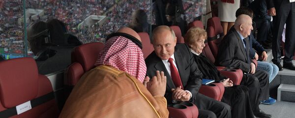 الرئيس الروسي فلاديمير بوتين وولي العهد محمد بن سلمان في مباراة افتتاح بطولة كأس العالم 2018 - سبوتنيك عربي